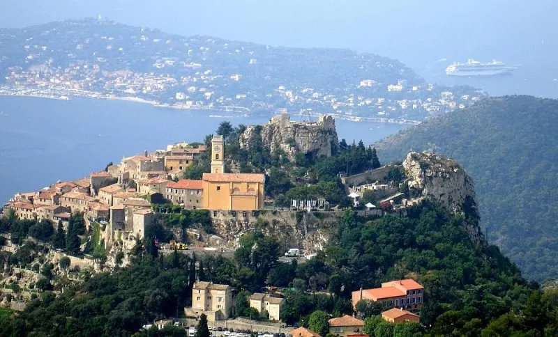 Nietzsche Trail: a climb between sea and sky in Èze